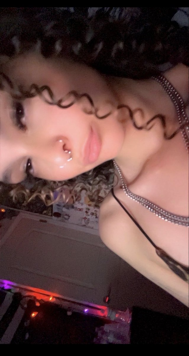 IssaAngely's tweet photo. Curly or straight hair? 🙄 https://t.co/hI1LL8FFuY