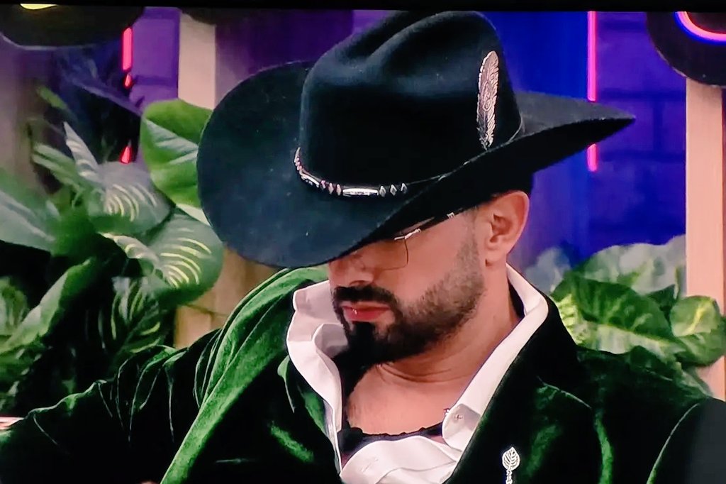 MarceGuiani's tweet photo. Primero qué todo:  ALEJANDRO ESTRADA GANADOR 🦊 🏆 

Segundo: Tanga Caribe 

63,87% 😮‍💨🔥 1 semana más y lo hacemos ganador de la 4ta temporada!! 

#TeamZorroViejo 🦊🏆🔥
Papasito, divino, el hombre más sexy y hermoso de está temporada 🫦🤤🫠

#LaCasaDeLosFamososCol3 https://t.co/gn4NcKPqkw