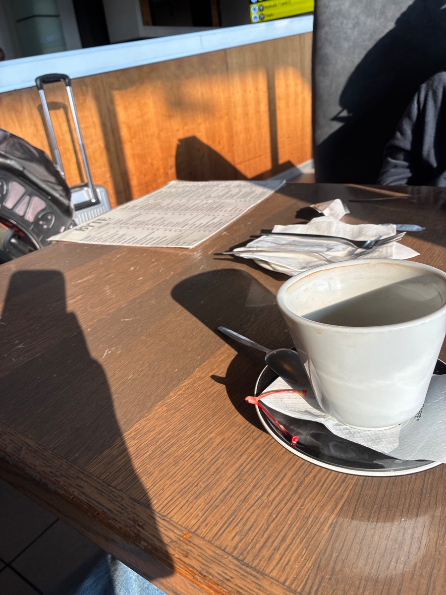 LondonHatch's tweet photo. Sitting here in a cafe in the Johannesburg airport and I realised that the sun is sitting so low at 3:30pm

But then I remembered that late May is like November in the Northern hemisphere! #travel https://t.co/TC14h4Cks1
