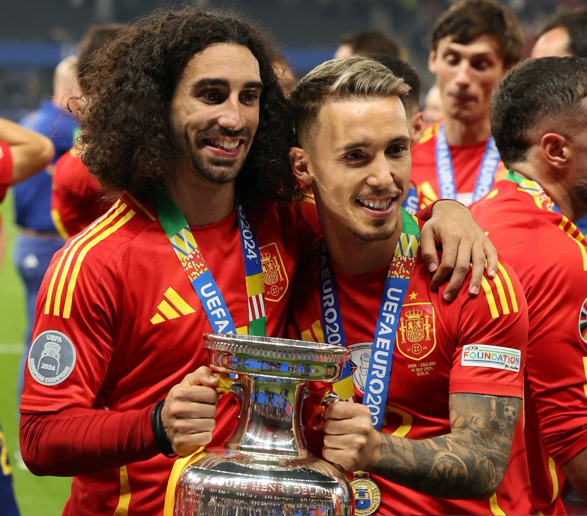 SeleccionRojita's tweet photo. Grimaldo en una de entrevista de @AS_Tavero sobre su relación y competencia con Cucurella.

"Es con el que más hablo del equipo, nos llevamos todos genial, pero con Cucu no sé por qué, pero desde el primer día conectamos. Tenemos la madurez suficiente para saber que a pesar de que jugamos en la misma posición y que si uno juega el otro no, lo importante, lo primero es el equipo, es la Selección"

"Está claro que uno quiere jugar, eso es una realidad de cualquier jugador. Pero a los 30 años tengo la madurez suficiente para entender que en este caso me ha tocado estar un poco más fuera del once. Y que en cualquier momento puede llegar mi momento y aprovecharlo. Hay que aportar dentro y fuera, porque estar entre los 26 es muy complicado como para estar enfadado por no jugar. Lo importante es sumar"

🔗La entrevista completa ➡️https://t.co/qA5RB57wPI