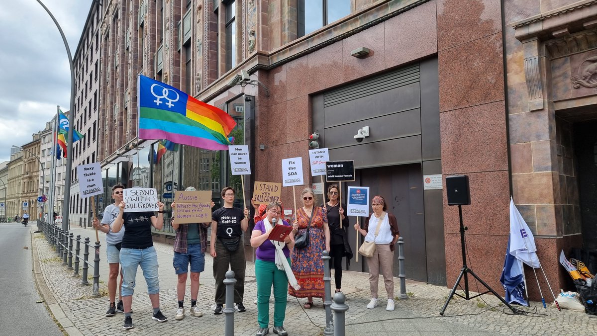 luna_schrader's tweet photo. TODAY:
Berlin stands with Sall Grover!!!
#onlymencanbetranswomen
#sallgrover
#ticklevsgiggle
#roxytickleisaman
#savelesbianspaces
#notoselfid https://t.co/5m26kSkYEA