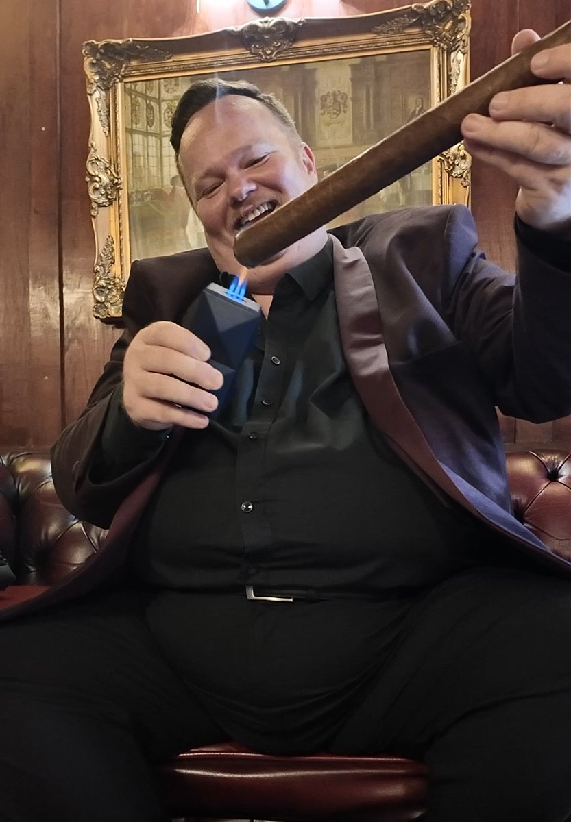 ldncigarsmoker's tweet photo. That was a lot of fun! Didn’t expect it’d take 9 hours and 21 minutes in total to get through though haha. Blimey defo not for the faint hearted. @LaAuroraCigars https://t.co/JPv0Y14EYJ