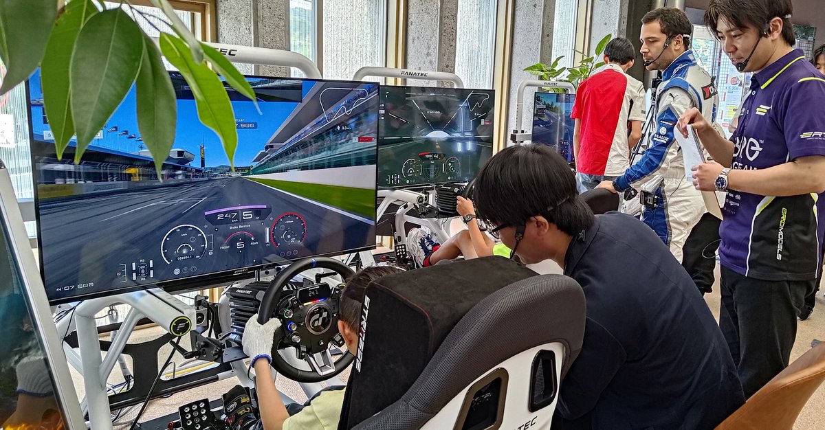 yuiton_gt's tweet photo. 憧れの山中先生からレクチャーを受けてタッグでレースさせていただいたり
憧れのプロレーサーの木村選手·冨林選手からレースのアドバイスをいただいたり
推しチームのEBBROの岡田監督からたくさん褒めていただいたり
最高に幸せな時間でした😊

#サードプラネット
 #ZENKAIRACING
 #GT7 https://t.co/Yv2hnM3zSY