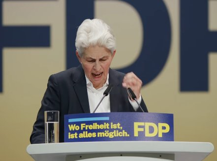marctuna's tweet photo. Na, da haben wir doch das Wort des Tages: #Ambition en. Geklaut v. @MAStrackZi  #FDP https://t.co/6HeDwpUPCv