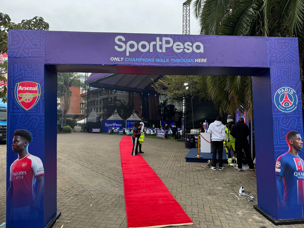 _nicher's tweet photo. Setup ya taa na ile chandelier huku juu inaleta ile pure Champions League feeling. People are streaming in fast, and the music is keeping the energy up. Bado una muda wa kukimbia ukuje! 🏃💨 #SportPesaUCLWatchParty https://t.co/qxNAZ1hYil