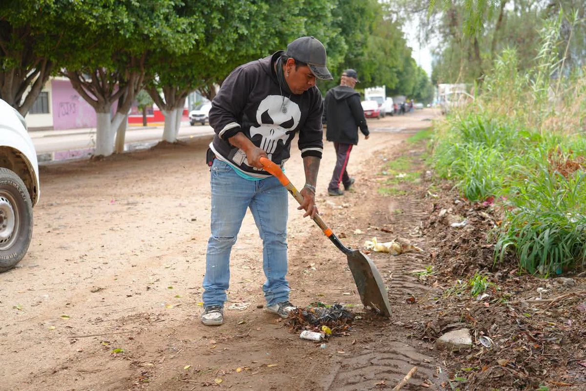 Miguel_A_LunaLo's tweet photo. 🤝 El trabajo en unidad entre gobierno y ciudadanía nos permite seguir recuperando y mejorando espacios para nuestras familias xoxeñas.

En la colonia Reforma Agraria realizamos labores de limpieza con maquinaria, retirando ramas y obstrucciones que impedían el paso, contribuyendo así a mantener espacios públicos más limpios, accesibles y funcionales para todas y todos.

#TransformandoPorTuBienestar #NancyBenitez #Xoxo #Mayo2026
@Nancy_Benitez_ @Gob_Xoxocotlan