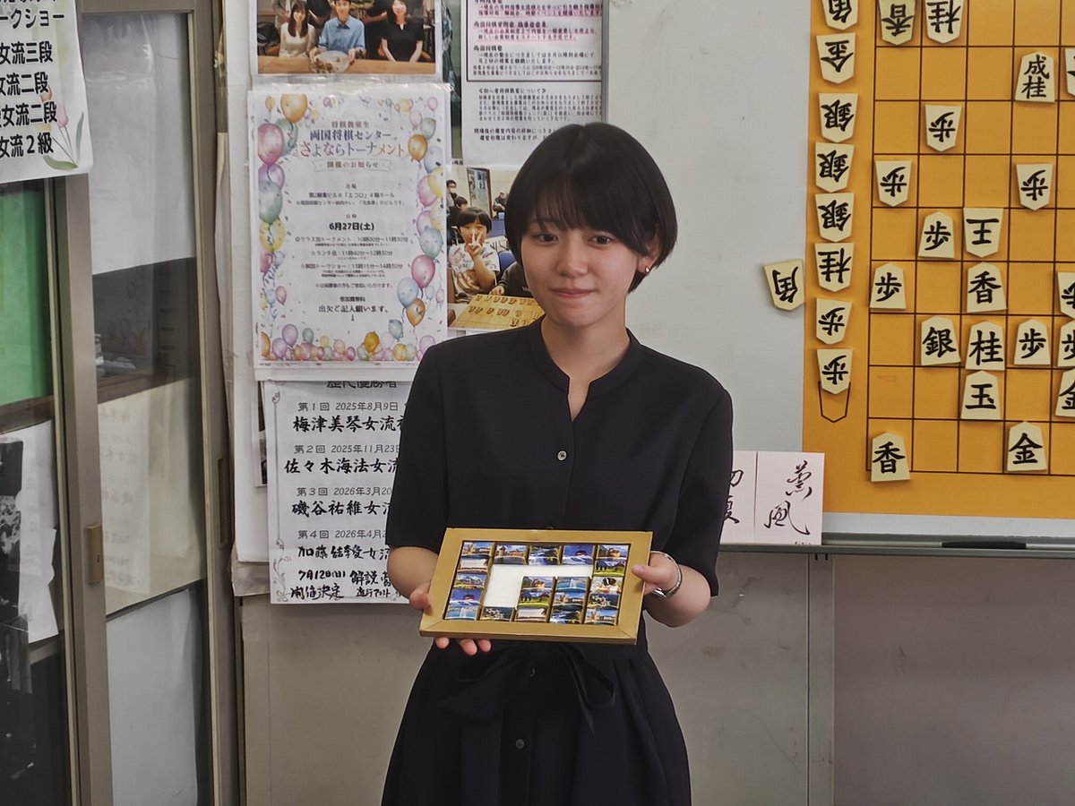 RShougi's tweet photo. 解説会の模様です。小高女流がフランスのお土産・チョコレートをお客様に配ってくださいました。 https://t.co/EgALQ9gsNo