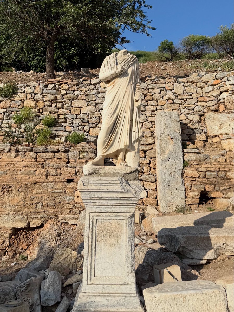 bunualinburdan's tweet photo. Zaman tünelinde kısa bir yürüyüş.
#EfesAntikKenti #CelsusLibrary #Ephesus #HistoryLovers https://t.co/wD4vODXis7