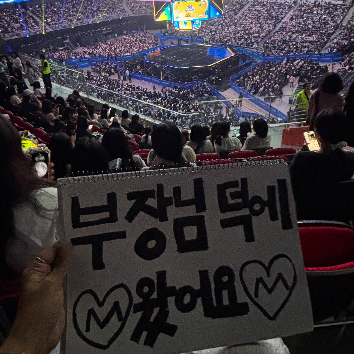 kinggodnuna's tweet photo. 엠카 감사해요..
부장님 감사해요..
김대영 회장님 감사해요..
즐거웠어요.. https://t.co/dtZoXCDHAA