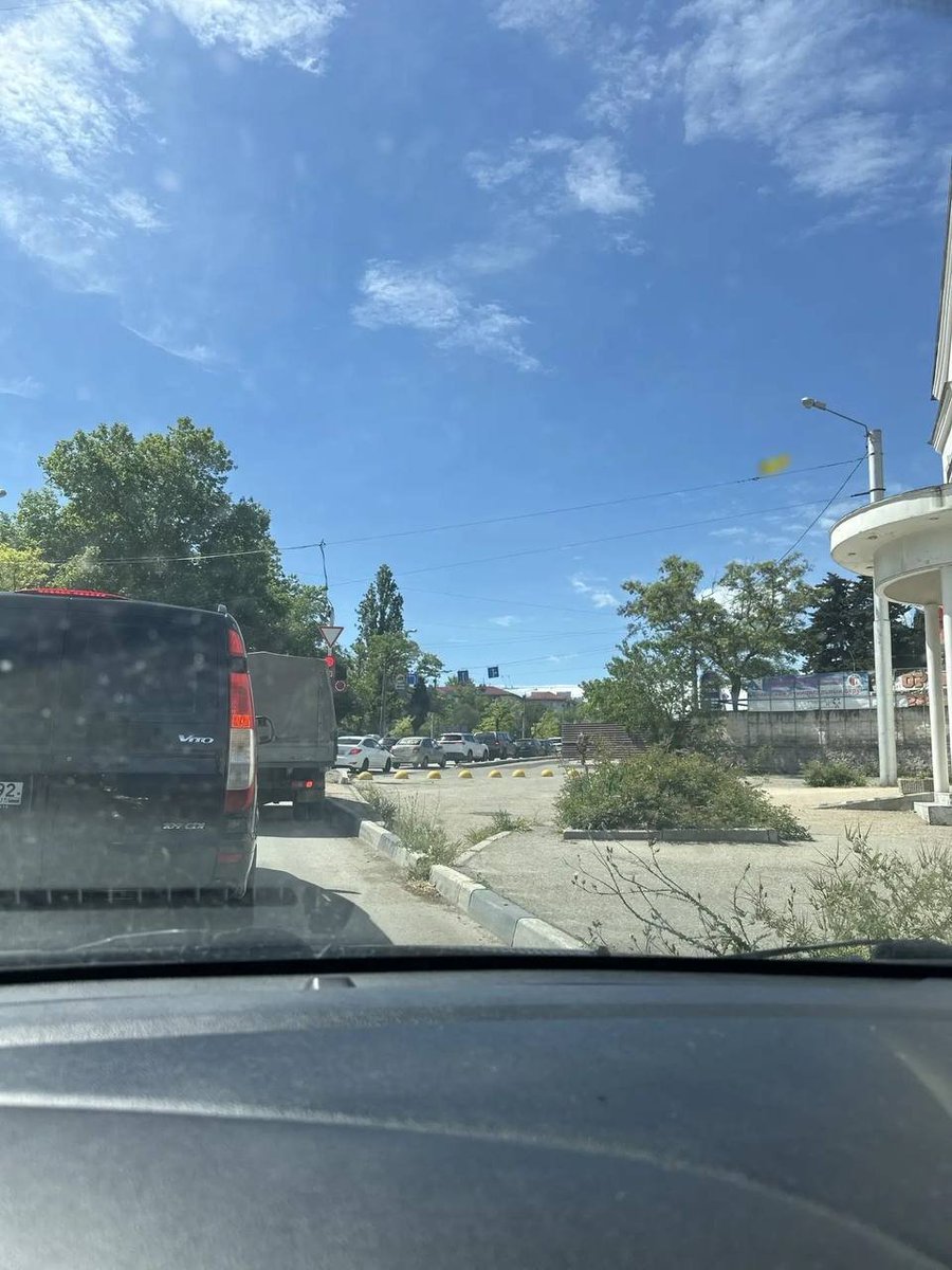 TheDeadDistrict's tweet photo. The fuel situation in Sevastopol.
Sevastopol is experiencing a significant fuel shortage. Authorities have introduced rationing measures, limiting purchases to 20 liters of gasoline per vehicle or container at some filling stations. Long queues have been reported, and residents have described difficulties finding fuel, particularly gasoline.
1/