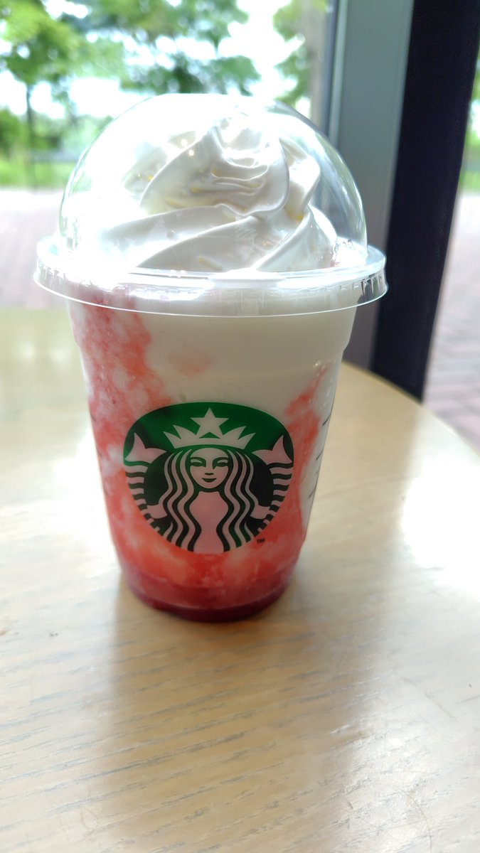 circular__h's tweet photo. スタバではコーヒーではなく、こういう甘い物系を頼む
今日はいちごのフラペチーノ https://t.co/eiIxGx5opF