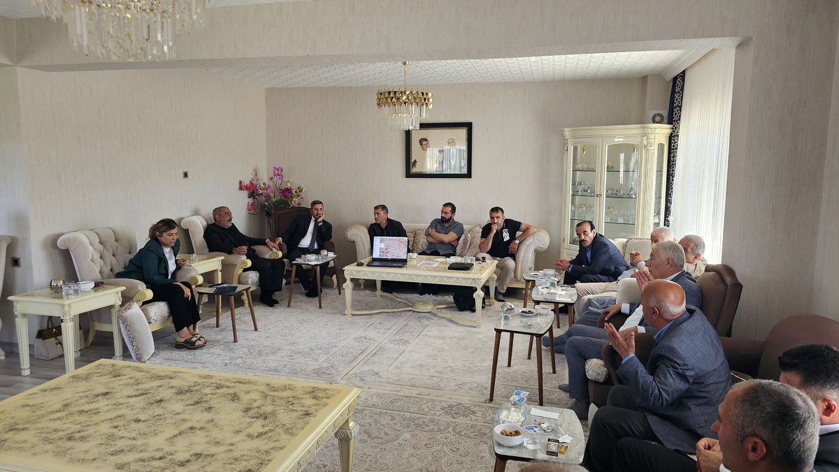 VolkanKARADENZ4's tweet photo. 📍Silvan

Milletvekilimiz Sayın Suna Kepolu Ataman, ilgili mahalle muhtarlarımız ve yüklenici firma yetkilileriyle bir araya gelerek Silvan–Diyarbakır Karayolu asfalt çalışmaları ve taş ocağı kurulumu sürecine ilişkin kapsamlı bir istişare toplantısı gerçekleştirdik.

İlçemizin ulaşım altyapısını güçlendirecek, vatandaşlarımızın yaşam kalitesine katkı sağlayacak her çalışmanın takipçisi olmaya devam ediyoruz.

Silvan’ımıza hayırlı olsun.

#Diyarbakır #Silvan
