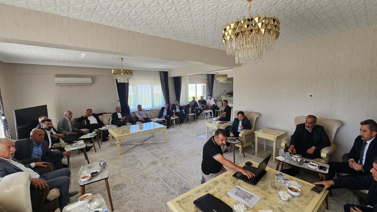 VolkanKARADENZ4's tweet photo. 📍Silvan

Milletvekilimiz Sayın Suna Kepolu Ataman, ilgili mahalle muhtarlarımız ve yüklenici firma yetkilileriyle bir araya gelerek Silvan–Diyarbakır Karayolu asfalt çalışmaları ve taş ocağı kurulumu sürecine ilişkin kapsamlı bir istişare toplantısı gerçekleştirdik.

İlçemizin ulaşım altyapısını güçlendirecek, vatandaşlarımızın yaşam kalitesine katkı sağlayacak her çalışmanın takipçisi olmaya devam ediyoruz.

Silvan’ımıza hayırlı olsun.

#Diyarbakır #Silvan