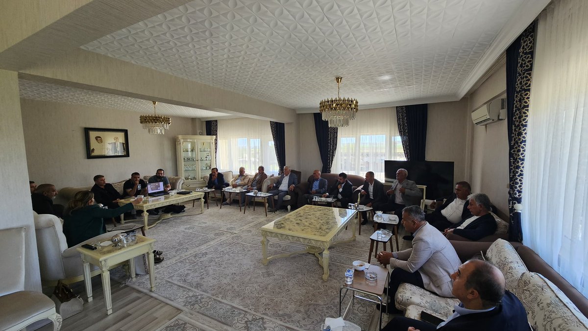 VolkanKARADENZ4's tweet photo. 📍Silvan

Milletvekilimiz Sayın Suna Kepolu Ataman, ilgili mahalle muhtarlarımız ve yüklenici firma yetkilileriyle bir araya gelerek Silvan–Diyarbakır Karayolu asfalt çalışmaları ve taş ocağı kurulumu sürecine ilişkin kapsamlı bir istişare toplantısı gerçekleştirdik.

İlçemizin ulaşım altyapısını güçlendirecek, vatandaşlarımızın yaşam kalitesine katkı sağlayacak her çalışmanın takipçisi olmaya devam ediyoruz.

Silvan’ımıza hayırlı olsun.

#Diyarbakır #Silvan