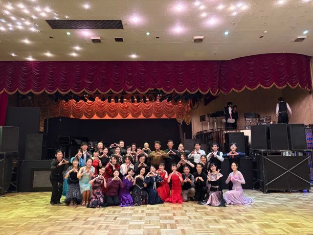 DanceCircleAct's tweet photo. 20251207　新世紀ホールツアー
先日アクトの皆さんと、鶯谷にあります新世紀さんへ行ってきました💃 新世紀とは？？という方へ簡単に説明しますね♪ 簡単に言うと、社交ダンス界の老舗スポットです。 昭和40年代後半〜50年代初頭（1970年前後）には、すでに営業していたらしいです…ということは少な https://t.co/fRLkHig0co