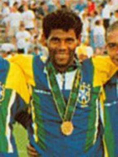 caduko's tweet photo. @mvitorodrigues Eu vi Aldair levantar a Copa de 1994 e ser medalhista olímpico em Atlanta. https://t.co/wwI4IFr67O