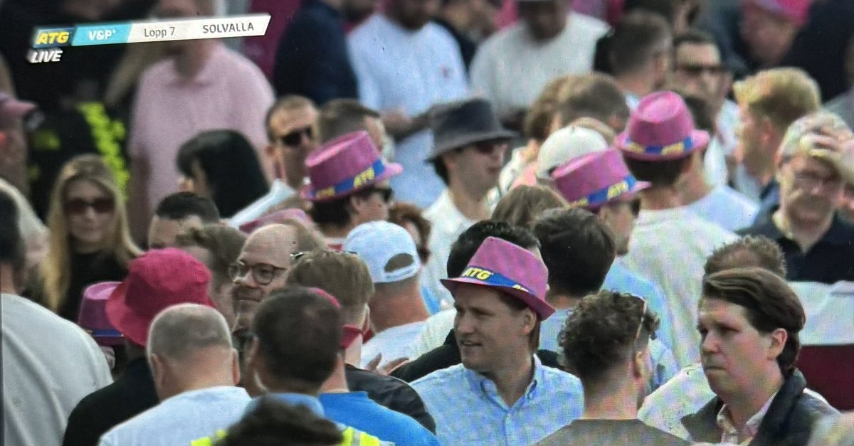 patrickhedqvist's tweet photo. Redan igår puttrade det mer än vanligt på @Solvalla , idag kokar det. Imorgon exploderar det. Sporten har hela tiden funnits, men den STORA folkfesten tappade under en period. #elitloppet #elitloppshelgen är återuppstånden! 🙌🏻🤩🇸🇪🥂💪🏼 https://t.co/uD4gj7NIt9