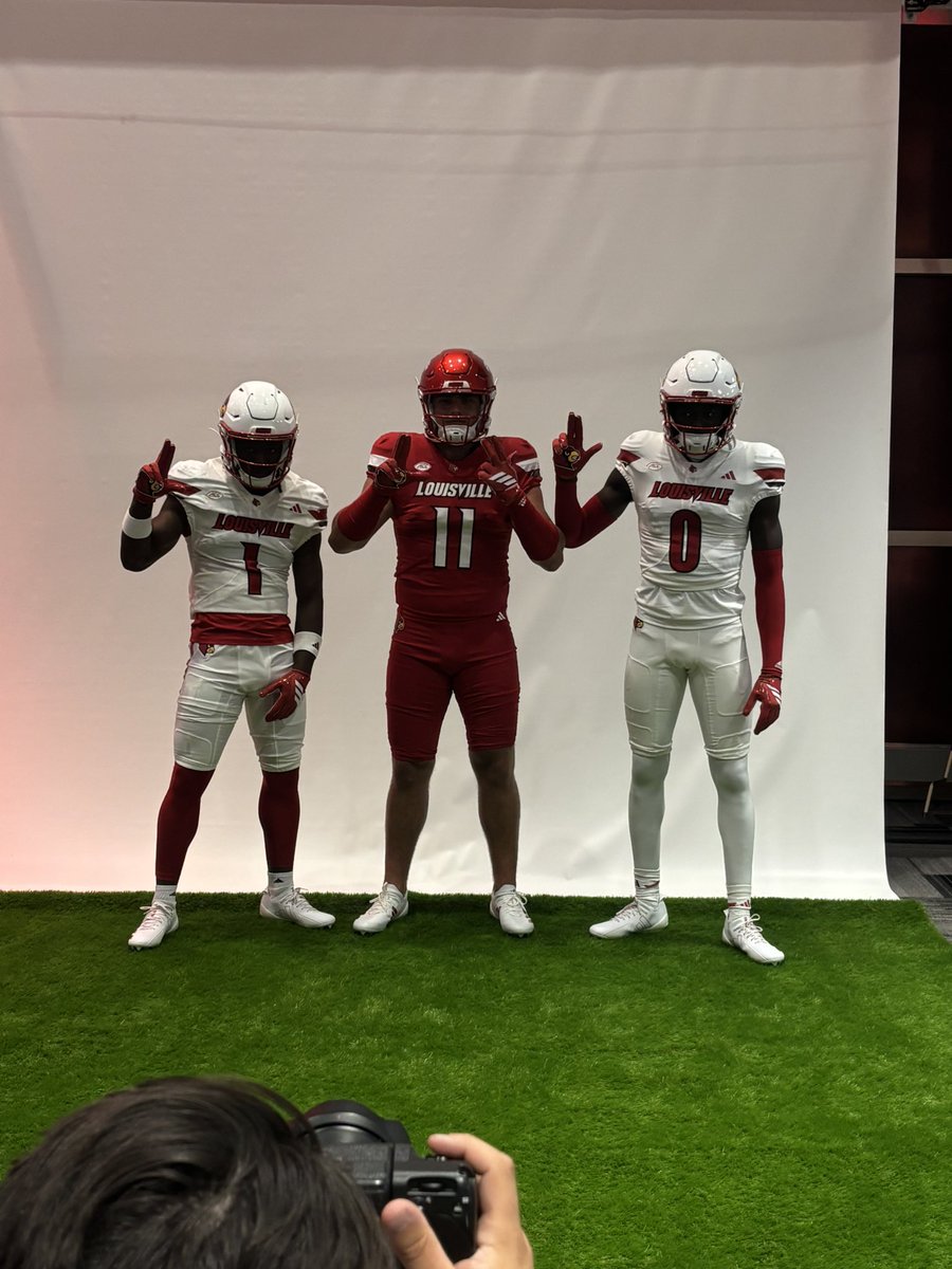 Aspirationsgym's tweet photo. From the gym to the visit. This is what the work leads to. 🔴⚪️ @SebastianBlue15 , @JaHeisman &amp; @AllenEvans_0 stepping into Louisville on an official visit. The journey continues. 🟣🟡
@LouisvilleFB https://t.co/OgNddcWVDM