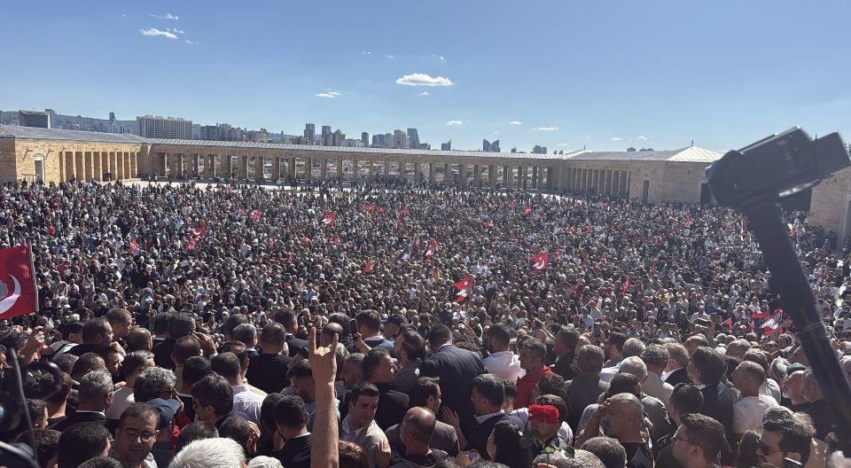 FezaAsan41's tweet photo. Chp Genel Başkanımız Özgür Özel, Ankara Büyükşehir Belediye Başkanımız Mansur Yavaş ve yüzbinlerle partinin kurucusuna yürüdü.

Anıtkabir doldu taştı. 

Daimi Liderimiz , kurucumuz 

🇹🇷MUSTAFA KEMAL ATATÜRK'ün ASKERLERİYİZ🇹🇷

@eczozgurozel
@mansuryavas06 https://t.co/S2fPmRwS21