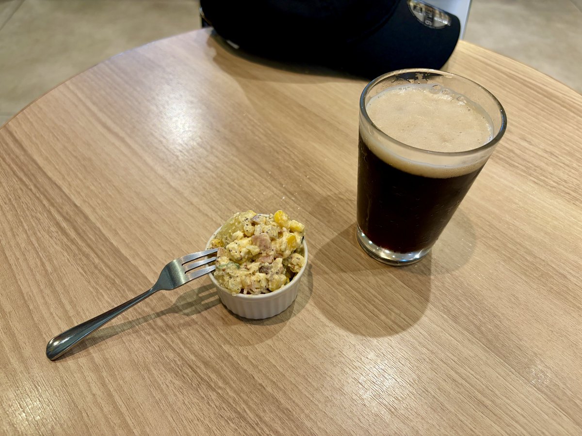 _minosuke's tweet photo. 買い物帰りに錦糸町のパルコにあるVector Beerさんに寄り、「しろねこぱんち」と「黒ねこぱんち」を頂きました🐈
ここのビールはホント飲みやすい☺️

真鯛らーめん麺魚さんの油そばも美味しかったです😋 https://t.co/FRlP4afQFn