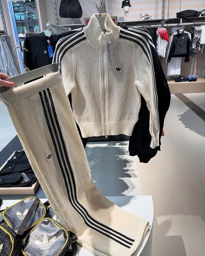 vibesgabbi's tweet photo. eu não sabia que precisava desse conjunto da adidas até ver ele https://t.co/yzYY9LErnk