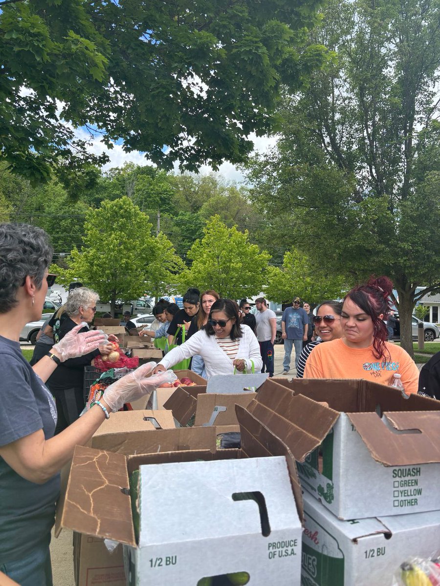 ScreenNJ's tweet photo. Access to healthy food is essential to better health.☀️🍎 
ScreenNJ spent a beautiful day at a local food pantry handing out fresh fruits and vegetables and supporting the community we serve. https://t.co/d2bvOJgp6Q