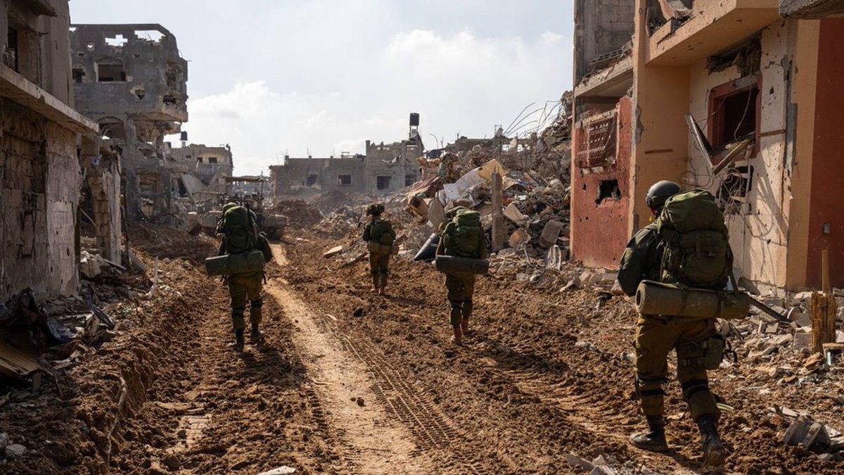 FocusinfosFr's tweet photo. 🇮🇱🇵🇸 INFO — Des soldats ayant servi à Gaza après le cessez-le-feu d’octobre dénoncent la poursuite des massacres le long de la Ligne jaune contestée, l’expansion du contrôle israélien ainsi que les règles permissives du « tirer pour tuer ». https://t.co/WMaWfDNoAP