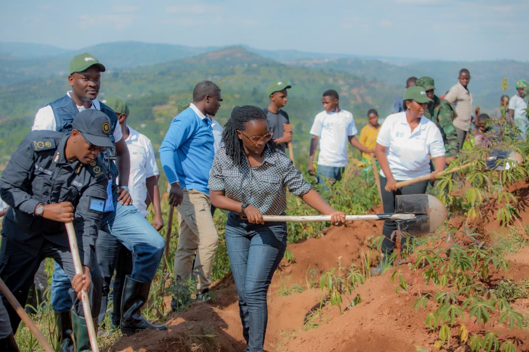 Pureafricanews's tweet photo. #NationalEnvironmentWeek kicked off in Gisagara #Umuganda. the event marking the successful completion of the first phase of #GreenAmayaga after six years of advancing environmental conservation and climate resilience.@REMA_Rwanda @EnvironmentRw @FAORwanda @GreenFundRw @theGEF https://t.co/7AwSbc4bY0
