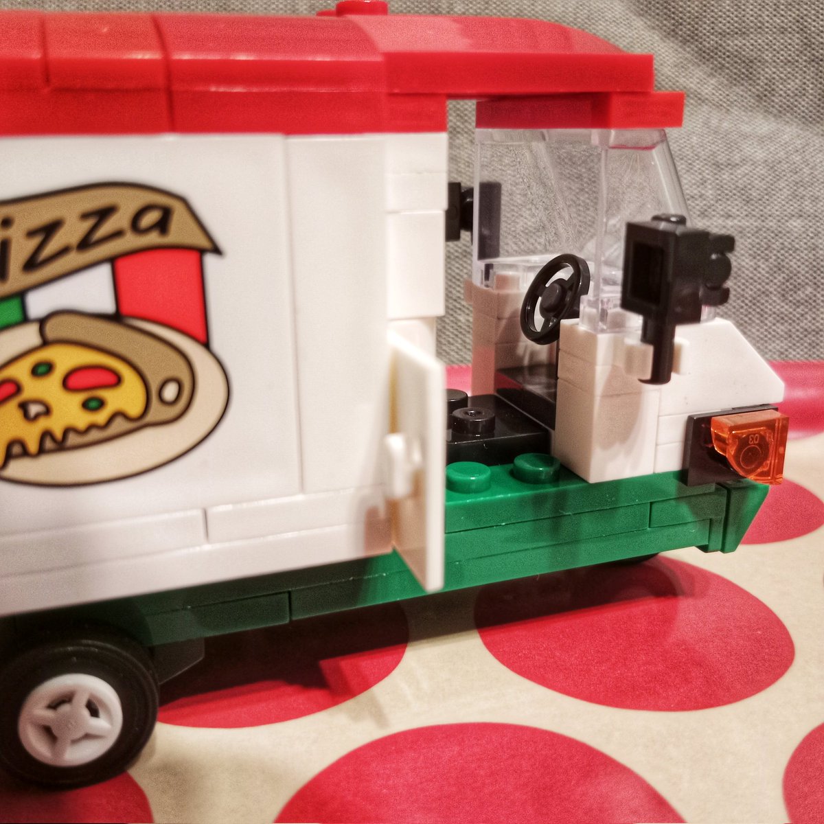 M438sCreations's tweet photo. Pizza time!
#pizza #bluebrixx #bluebrixxplay #klemmbausteine #legocompatible https://t.co/dnnkMuqXAc