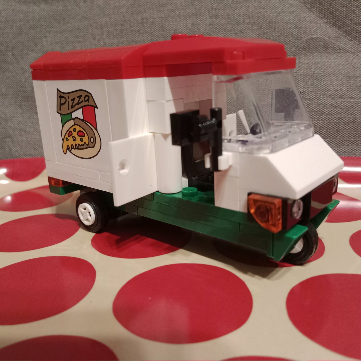 M438sCreations's tweet photo. Pizza time!
#pizza #bluebrixx #bluebrixxplay #klemmbausteine #legocompatible https://t.co/dnnkMuqXAc