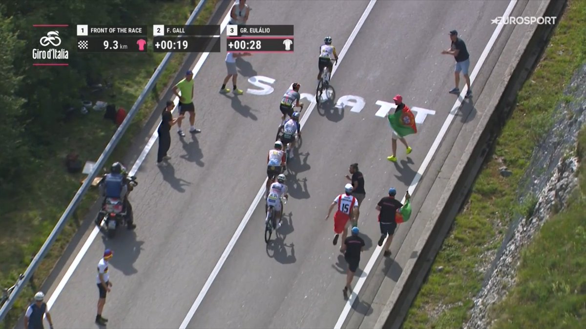 faustocoppi60's tweet photo. Afonso Eulalio has the White Jersey in the bag. Piganzoli got tired and he's behind him.
#GirodItalia https://t.co/bb3utXMfWD