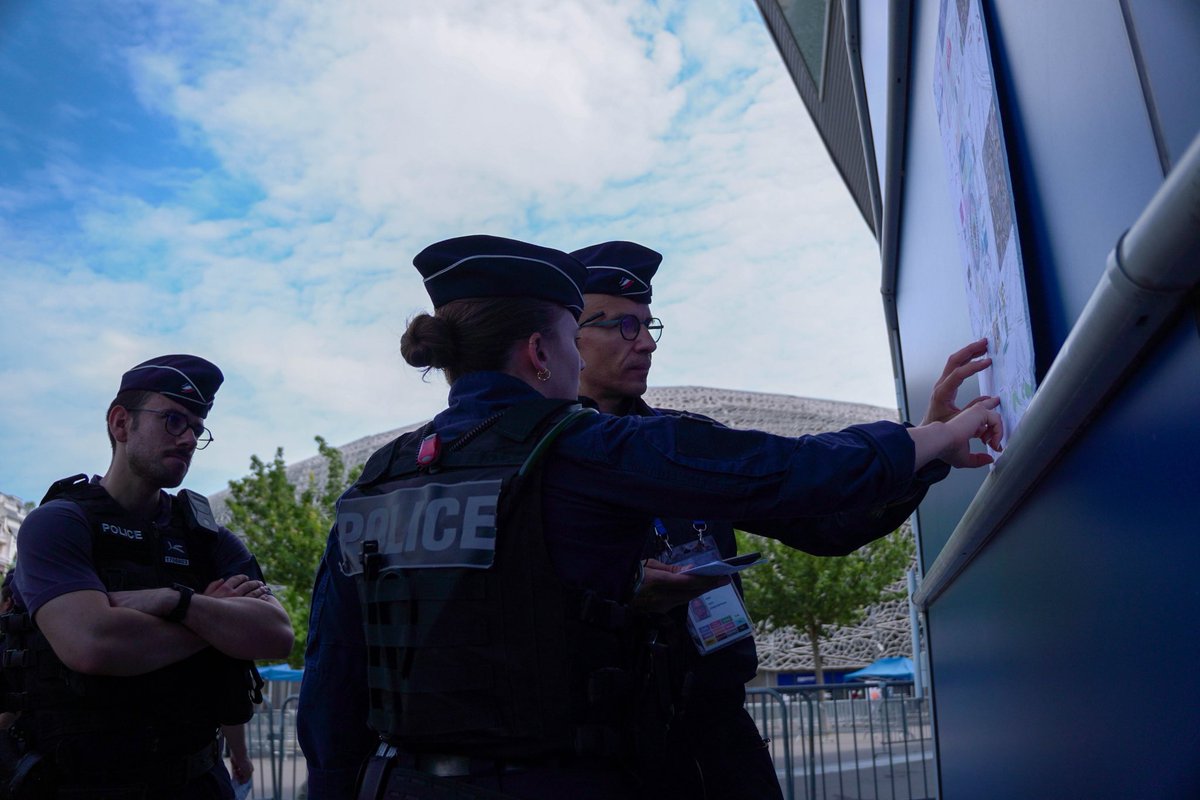 prefpolice's tweet photo. #UCLFinal | Le @prefetpolice, Patrice Faure, s’est rendu au Parc des Princes pour saluer les effectifs mobilisés.

Objectifs : assurer l’accueil des spectateurs en sécurité, prévenir les troubles à l’ordre public et interpeller ceux qui voudraient commettre des exactions. https://t.co/QKhw37xMxp