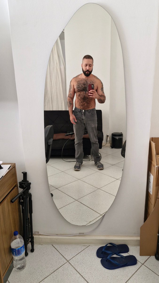 riqueslinks's tweet photo. Here are some rare photos of me with pants on https://t.co/fGtpPIf0rB