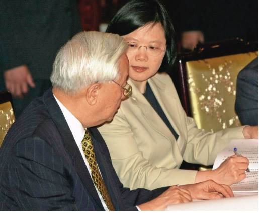 SAISASAQQ's tweet photo. @TongXIA34249353 @AAnnalinanna 不是民進黨，是跟蔡英文有ˋ關 https://t.co/DKQi7Bhud9