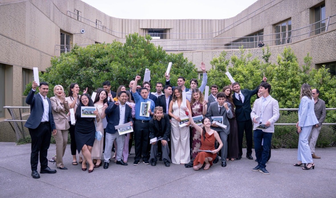 bculinary's tweet photo. 💛🔥 Nuevas metas, misma pasión
✨ Cerramos una etapa inolvidable con la graduación del alumnado del Máster en Comunicación y Periodismo Gastronómico, el Máster en Innovación y Gestión de Restaurantes y el Máster en Dirección de F&amp;B. 🎓💫
¡Enhorabuena a todas y todos! 🙌 https://t.co/ATXCbwHDfV