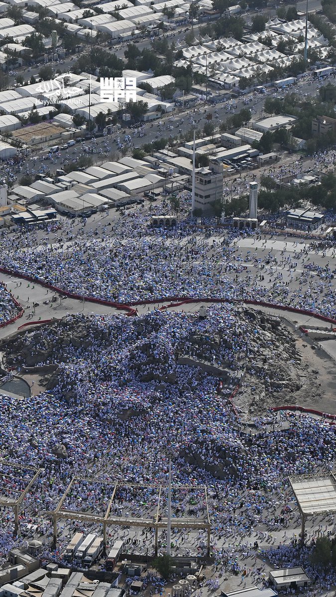 alabdulhafedhs's tweet photo. في كل عام، يتجه المسلمون إلى بقعةٍ واحدة، يحملون اختلاف ألسنتهم وألوانهم وأوطانهم، ثم يذوب كل ذلك أمام نداءٍ واحد: لبيك اللهم لبيك.

وحين ينظر المرء إلى الحج بعينٍ مجردة من العاطفة، يدرك أنه أمام واحدة من أعظم العمليات الإنسانية التي عرفها التاريخ. ملايين البشر يتحركون في زمنٍ واحد ومكانٍ واحد، وبين كل خطوة وأخرى تقف إرادات الرجال وعقولهم وخبراتهم لتحفظ لهذا المشهد هيبته ونظامه وأمنه.

لقد أصبح نجاح مواسم الحج المتعاقبة أمرًا يعتاده الناس حتى يكادوا ينسون حجم المعجزة الكامنة خلفه. فما يراه الحاج طمأنينةً وسكينة، تسبقه سنوات من التخطيط والعمل والتطوير والاستعداد. وما يراه العالم مشهدًا إيمانيًا مهيبًا، تقف خلفه دولة تحمل على عاتقها مسؤولية لا تشبه أي مسؤولية أخرى في هذا العصر.

ومن الإنصاف أن يُقال إن المملكة العربية السعودية لم تكتفِ بإدارة الحج، بل نجحت عبر العقود في بناء تجربة إنسانية وحضارية فريدة، جعلت من خدمة الحرمين الشريفين مشروعًا متجددًا لا يعرف التوقف. وهي مسؤولية لا تُقاس بحجم الإنفاق أو التقنية فحسب، بل بثقل الأمانة التي تتعلق بمشاعر مئات الملايين من المسلمين حول العالم.

وفي عصرٍ تتعاظم فيه التحديات وتتشابك فيه التعقيدات، يبقى موسم الحج شاهدًا حيًّا على أن الإرادة حين تقترن بالخبرة، والرسالة حين تُحمل بإخلاص، قادرتان على صناعة مشهدٍ يبعث على الإعجاب والطمأنينة معًا.

فكل التقدير لمن عمل وسهر وخدم، ولكل يدٍ ساهمت في أن يكون هذا الموسم كما يجب أن يكون: آمنًا، مطمئنًا، مهيبًا.

ويبقى الحج، في جوهره، أكثر من مجرد شعيرة؛ إنه الدليل المتجدد على أن الأمة ما زالت قادرة على الاجتماع حول معنى واحد، وأن خدمة هذا الاجتماع العظيم ليست شأنًا محليًا، بل مسؤولية تاريخية تحملها المملكة العربية السعودية نيابةً عن وجدان العالم الإسلامي كله .

#موسم_حج_1447هـ