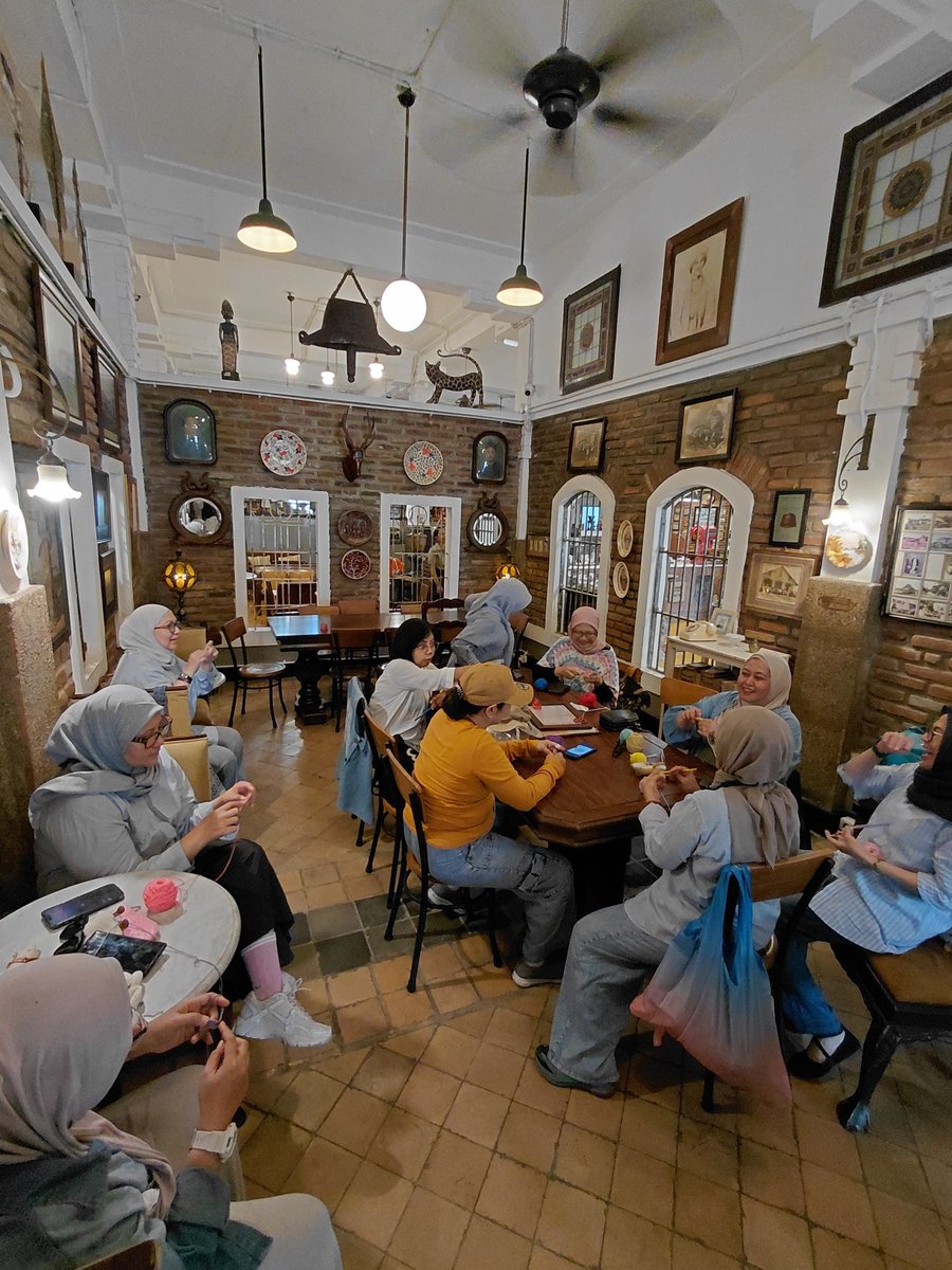 pecahtelor's tweet photo. Kemarin
Kami dari rajut indonesia komunitas jalan2 ke cikini via transum..
Berakhir di coffee pos cikini sambil ngerajut bikin tumbler handle https://t.co/At6uzg5Iap