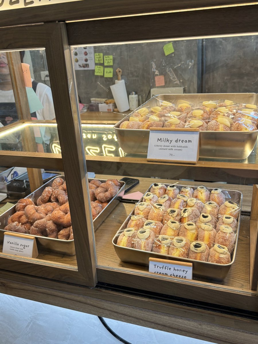 ppopor's tweet photo. ล่าสุดเพิ่งได้ลองโดนัท ร้านdozenut คือฟรินมากก แป้งหนึบ ไส้อร่อยง่า เราชิมรสMidnight Chocolate เป็นช้อคโก้ที่อร่อยเลย ไม่หวานเลี่ยน🍩🍫🥹ไปลองกันดั้ยย รสอื่นก็น่ามาก😋

#รีวิวคาเฟ่ #Dozenut https://t.co/AuaYkYZTDl
