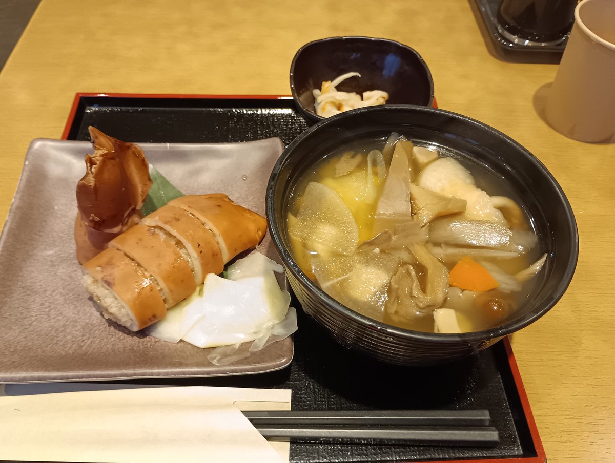 darrrrknessness's tweet photo. しろさんに八戸で合流して頂き行脚しつつ酒抜き←
大ジョッキ3杯飲んでやるゲームでは無い。
しろさんお付き合い頂きありがとうございました！

酔っ払いにはせんべい汁が癒し枠。
寝落ちから復活したのですがそろそろ寝ますzzz https://t.co/YhUEVw0pS4