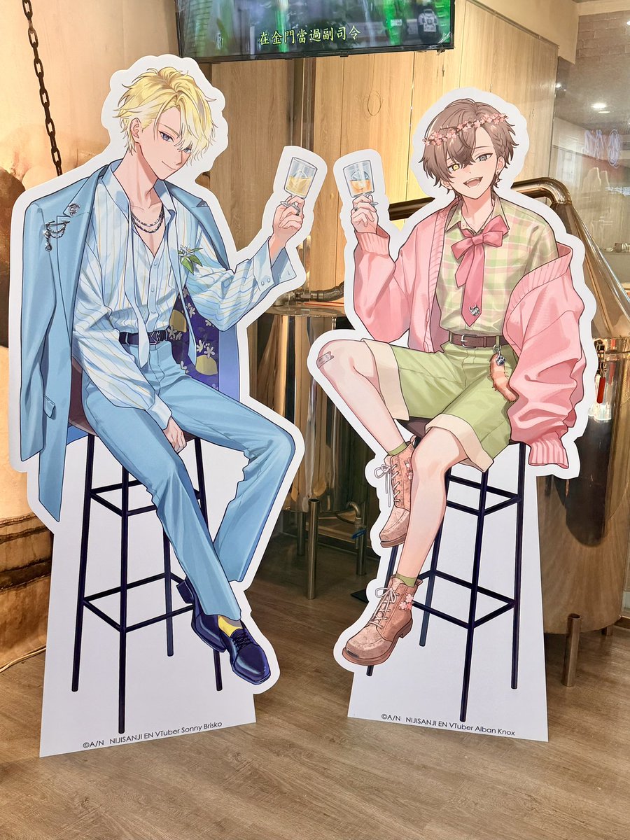 eiri_321's tweet photo. 門口的海報超像婚宴入口的婚照展示🤣

聽說酒的口味跟甜度各種細節都有經過本人確認

可是這個酒有28度，本人應該喝一口就倒了❓🤨 https://t.co/ALNACtVolI