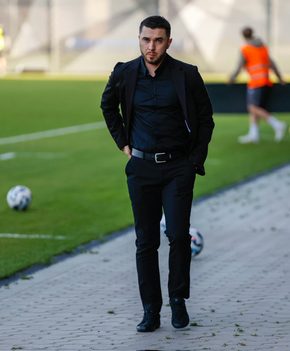 ervinsperkons's tweet photo. Ar gadiem futbolā esmu sapratis vienu vienkāršu lietu.
Spēlētāji, treneri, klubi un rezultāti mainās. Bet vērtības, kurām tu tici, paliek nemainīgas.
Ne vienmēr ir viegli aizstāvēt savus principus. Ne vienmēr tas ir ērti.
Es joprojām uzskatu, ka godīga konkurence, cieņa pret spēli un profesionāli standarti nav tikai skaisti vārdi. Tās ir vērtības, bez kurām futbols zaudē savu būtību.
Dažas lietas futbolā ir svarīgākas par trim punktiem.