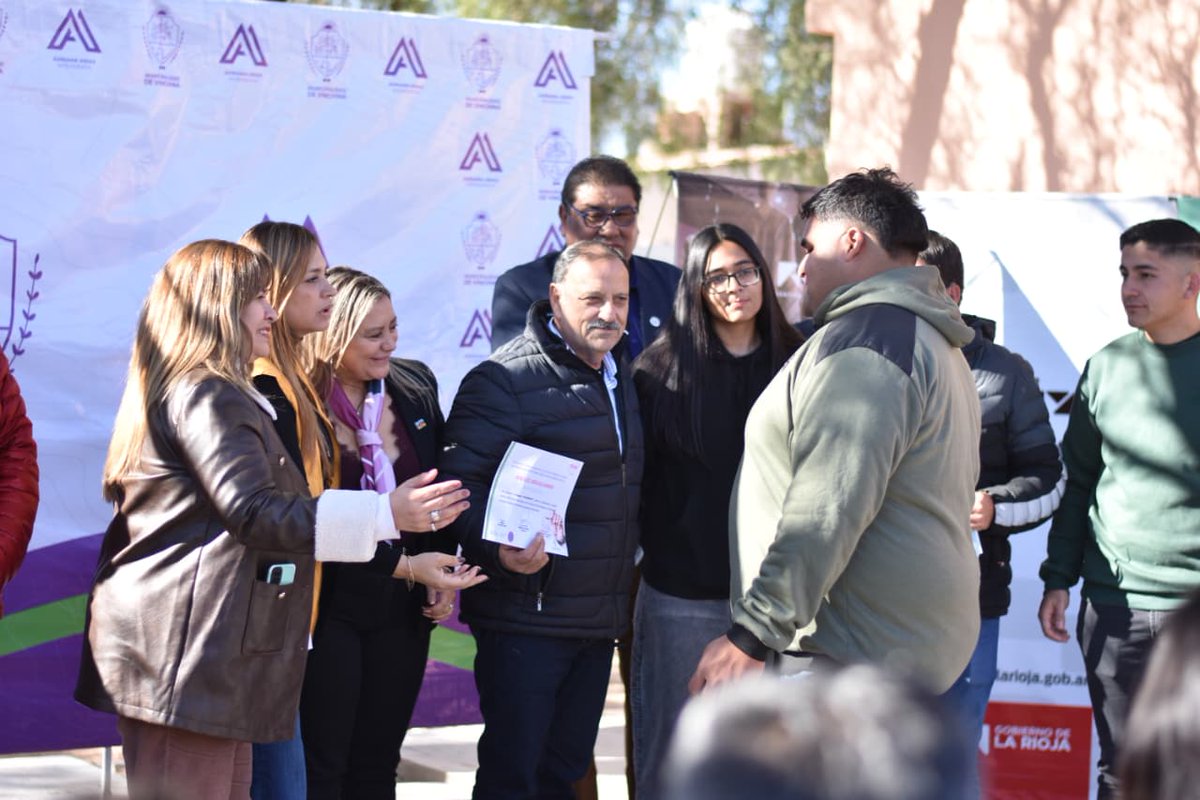 SecEmpleoLR's tweet photo. En el aniversario de Vinchina, celebramos la incorporación de 16 jóvenes a prácticas laborales a través de los programas Empleo Joven y TecnoEmpleo, junto al sector privado.

Seguimos generando oportunidades y apostando al futuro de los jóvenes riojanos. https://t.co/ryQ258JQrl