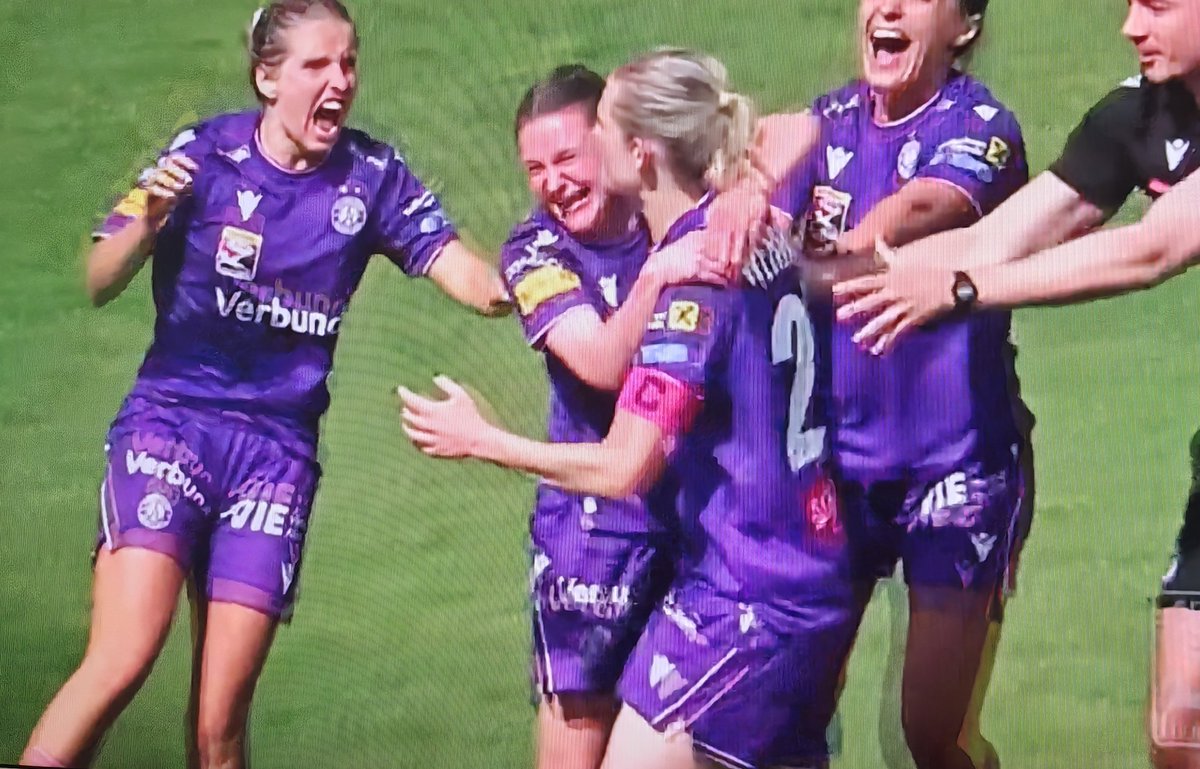 OtherBundesliga's tweet photo. MY WORD THAT IS UNBELIEVABLE!!

@FKAustriaWien Frauen equalise in the 101st minute, and they are back on top of the league! The scrappiest goal you'll ever see, the keeper almost scored it!

We have a NEW CHAMPION in Austria 😱🏆 https://t.co/ZvtsPtCWxk