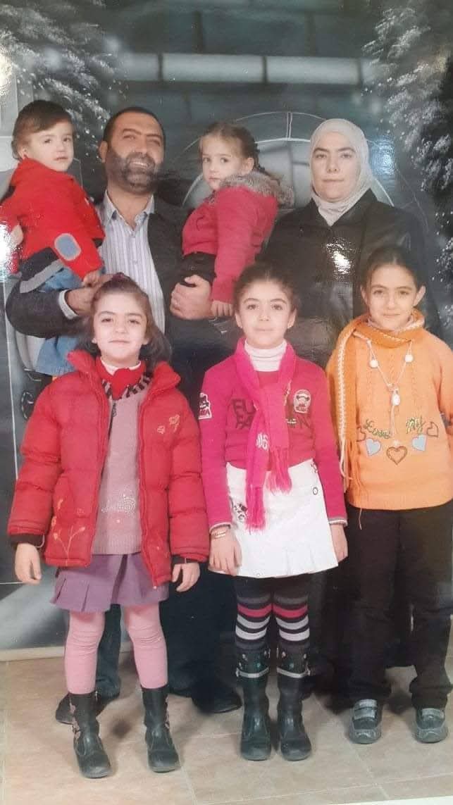 ward_337's tweet photo. كانت رانيا العباسي، بطلة سوريا في الشطرنج خلال ثمانينيات وتسعينيات القرن الماضي، تبلغ من العمر 43 عامًا عند اعتقالها مع أطفالها الستة، بينهم رضيعة لم تتجاوز السنتين

عملت العباسي طبيبة أسنان في السعودية لأكثر من عشرة أعوام، قبل أن تعود عام 2008 إلى سوريا لتستقر وتخدم مجتمعها في مسقط رأسها. ومع اندلاع الأحداث في عام 2011، قررت البقاء في دمشق مع زوجها عبد الرحمن ياسين وأطفالها

في 9 مارس 2013، داهم عناصر من المخابرات العسكرية منزل العائلة في مساكن مشروع دمر بدمشق، واقتادوا الزوج من أمام أسرته التي تضم ديمة، انتصار، نجاح، آلاء، أحمد، وليان. وفي اليوم التالي، عادت القوة نفسها لتنهب ممتلكات العائلة من أموال ومصاغ ذهبي وسيارات ووثائق ملكية تخص المنزل والعيادة

بعد يومين، جرى اعتقال رانيا العباسي مع أطفالها الستة وسكرتيرتها، حيث كانت أعمار الأطفال تتراوح بين 14 عامًا وأقل من عامين

لاحقًا، تأكدت العائلة من وفاة الزوج بعد ظهور صورته ضمن أرشيف قيصر الذي وثّق ضحايا التعذيب في مراكز الاحتجاز السورية بين 2011 و2013، وتم تسريبها عام 2014، ومنذ ذلك الحين، انقطعت أخبار بقية أفراد العائلة بشكل كامل

واليوم تعلن الهيئة الوطنية للمفقودين عن تأكيد وفاة رانيا العباسي وأطفالها الستة، بعد سنوات من انقطاع أي معلومات عن مصيرهم منذ اعتقالهم