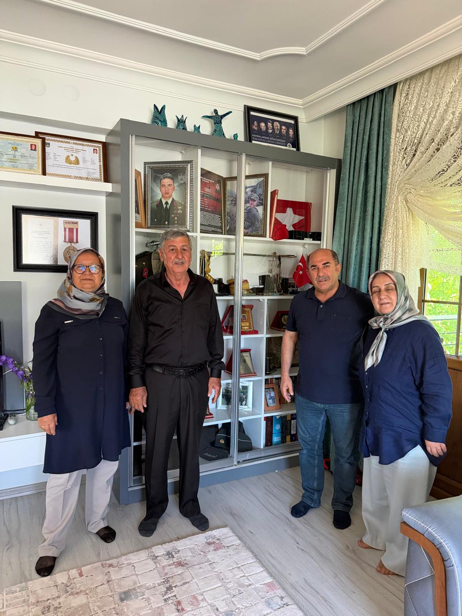 AntalyaAshb's tweet photo. İl Müdürümüz Galip Sökmen ve eşi Canan Sökmen, Kurban Bayramı vesilesiyle Korkuteli Şehitliği'ni ziyaret etti. Ardından Şehitlerimiz Tuncay Arslan, Ahmet Belen ve Gökhan Korkut'un kıymetli ailelerini ziyaret ederek Kurban Bayramlarını kutladı. @tcailesosyal https://t.co/VJXwwRBily