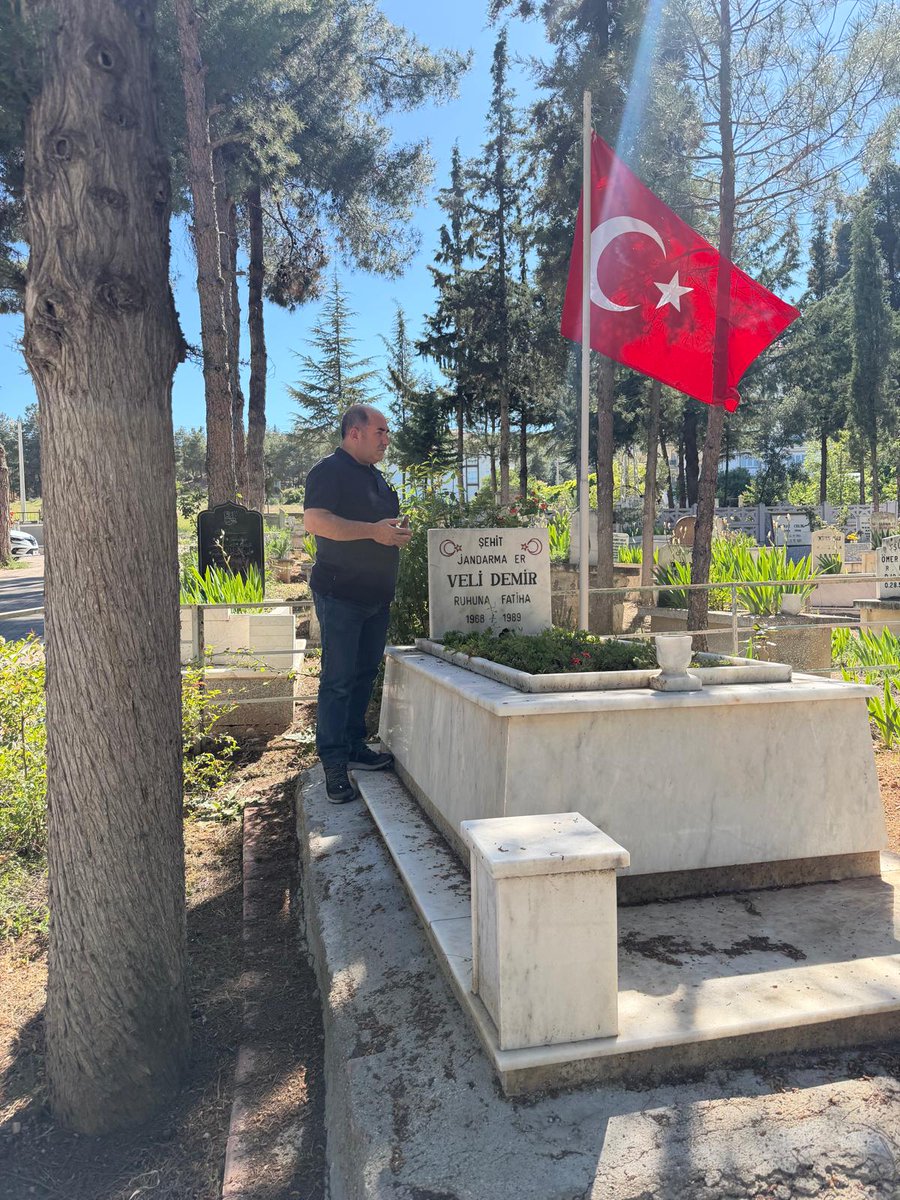 AntalyaAshb's tweet photo. İl Müdürümüz Galip Sökmen ve eşi Canan Sökmen, Kurban Bayramı vesilesiyle Korkuteli Şehitliği'ni ziyaret etti. Ardından Şehitlerimiz Tuncay Arslan, Ahmet Belen ve Gökhan Korkut'un kıymetli ailelerini ziyaret ederek Kurban Bayramlarını kutladı. @tcailesosyal https://t.co/VJXwwRBily
