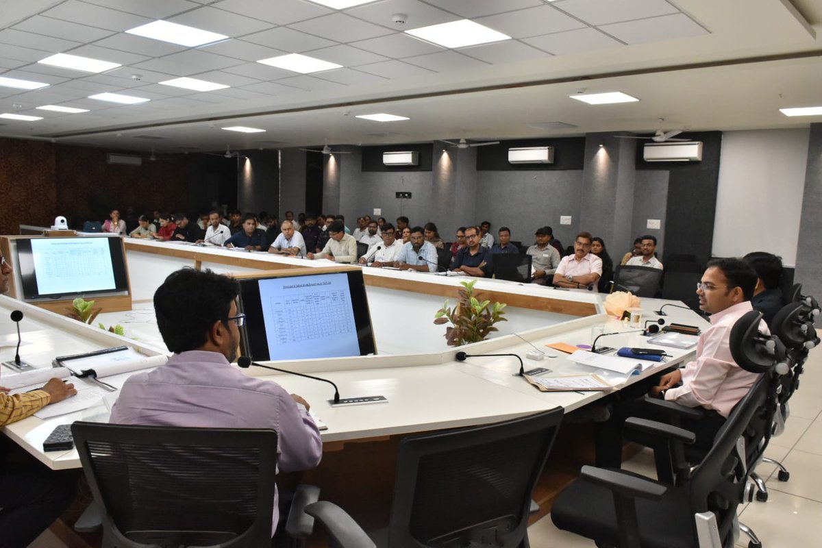 CollectorPatan's tweet photo. આજરોજ આરોગ્ય વિભાગની વિવિધ યોજનો, કાર્યક્રમો અને સમિતિઓની રિવ્યૂ બેઠક લઈ સબંધિત અધિકારીઓને જરૂરી સૂચનાઓ આપી. https://t.co/hCpymgRtf5