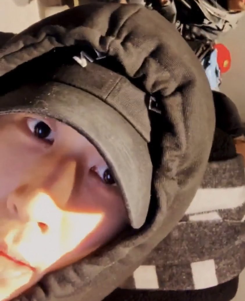 winterbear_85's tweet photo. When RAVI couldn’t get the camera to straighten in a live so he tilted his head so cutely the whole time 😭💜

@RAVI_GTCK #RAVI #라비 https://t.co/OOJZEAcuO6