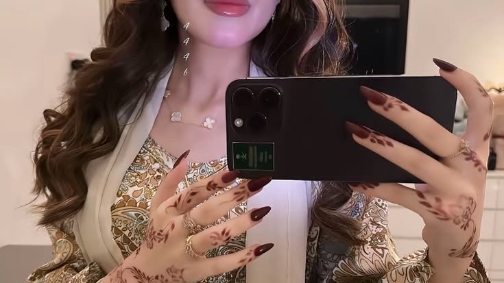 H___AT27's tweet photo. يا ناقش الحنّا على كفك الزين 
كفك عذاب قلوب من غير حنّا❣️. https://t.co/bOHU6GJROv