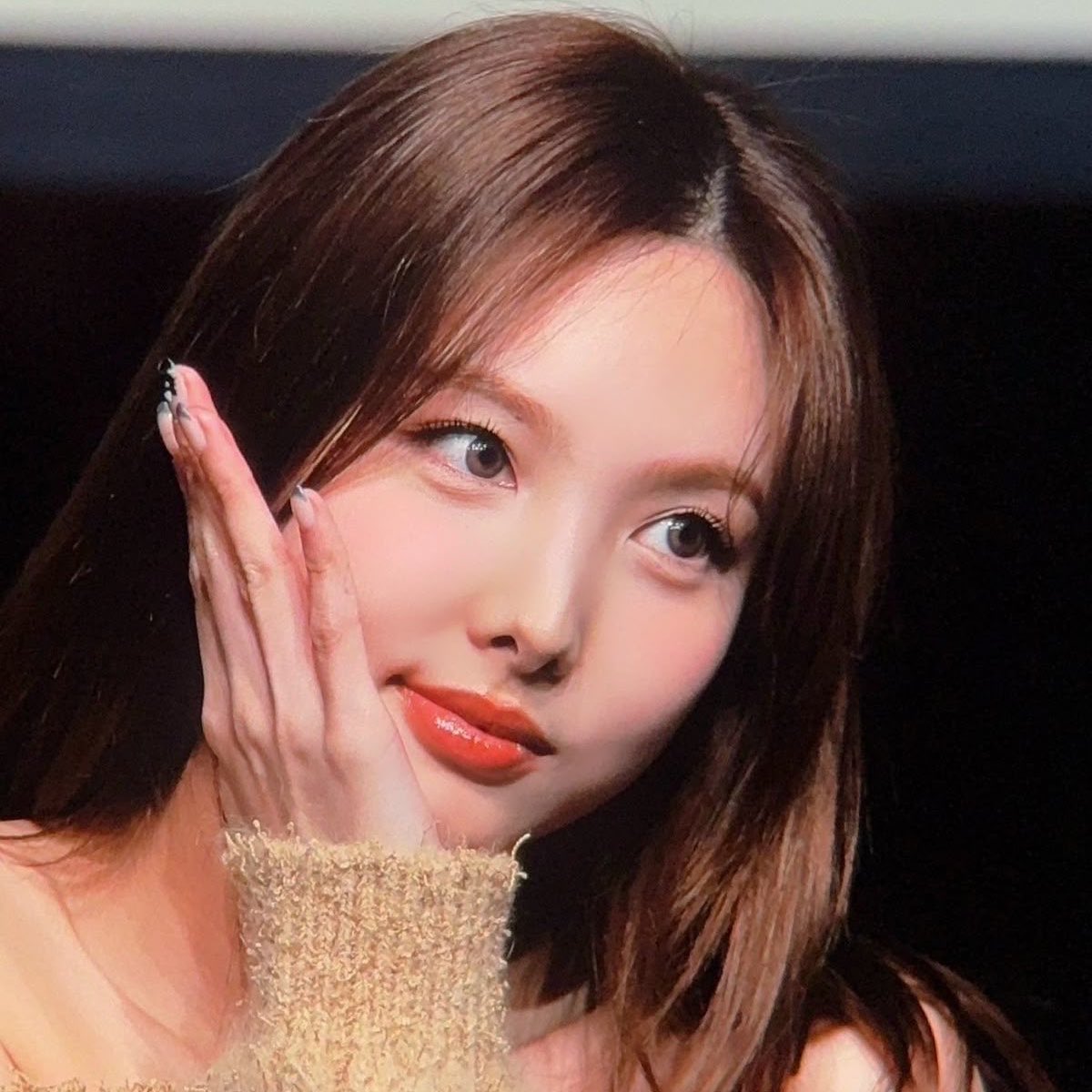 nayeon's hands tweet media